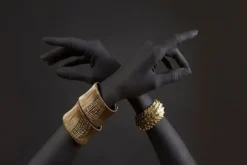 Schilderijen-Ter Halle Glasschilderij Donkere Armen met Gouden Armbanden 080120-915